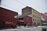 Storgata 36 A er salgshallen fra 1932 som ble oppført som erstatning for basarhallene som ble revet når Folketeaterbygningen skulle bygges. Til høyre har vi Storgata 34 C fra rundt 1880