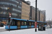 Storgata 53-55 er fra flere perioder, 1975/2001–2003/2009–2010. Her lå tidligere Oslo Gassverk sitt anlegg som ble revet i 1969 og tomten festet bort til Stiftelsen Anker Studentbolig og Hotel. I forgrunnen ser vi den nye trikken SL18 nr. 419 som skal erstatte de gamle SL-79 trikkene i løpet av 2024