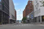 Tordenskiolds gate 6b er på venstre side og er fra 1994, rett bak er nummer 8, hvor BENARES Indisk Restaurant and Bar holder til. På høyre side har du Fridtjof Nansens plass 7 som er fra 1951