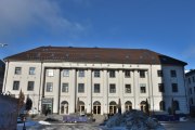 Torggata 16 er fra 1925 og her var Torggata Bad, arkitektene var Morgenstierne & Eide. Kommunen solgte bygningen og badet ble nedlagt i 1980