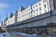 Vikaterrassen - Ruseløkkveien 3-5. Vikaterrassen åpnet i 1964 og 1968 i to trinn og her ble Ruseløkkveien en gågate i 2018. Bilde er tatt i februar 2024