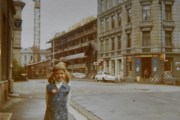 Eilert Sundts gate 13 er bygningen til høyre bak min søster. Årstallet er rundt 1970 og vi ser Briskebyveien 48 under oppføring
