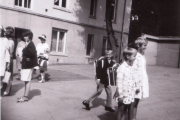 Briskebyveien 7 Uranienborg skole. Her ser du meg i 60-åra foran Rektor- og vaktmesterboligen fra 1886. midt i bilde
