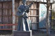 Hegdehaugsveien. I 44 år har statuen av Christiania-bohemen og norsk kabarets førstedame Bokken Lasson stått med sin lutt på hjørnet av Oscars gate og Hegdehaugsveien. I de siste årene har ingen vedlikeholdt denne lille snutten av en grønn lunge, mest fordi ingen vil vedkjenne seg den