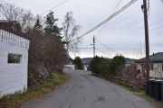 Høyenhallsvingen. Nå har vi krysset Bekkeveien og er i svingen og kan se litt av garasjen i Høyenhallsvingen 9 og litt av Høyenhallsvingen 14 på høyre side