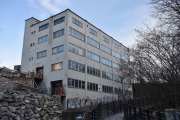 Arnljot Gellines vei 41. Gjør om denne bygningen til bolig, Alnaelva renner rett under, og det er et fantastisk område