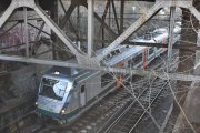Bryn bru. Jeg lurer på om vi mister sikten når den nye brua er på plass. Her kommer det et elektrisk togsett type 72 som var den første togtypen med lav-gulv i Norge. Totalt ble det produsert og levert 36 togsett i perioden 2002 - 2006 og det var AnsaldoBreda i Italia som produserte dem
