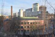 Brynsengfaret 4 var Johan Petersens Linvare Fabrik og er den eldste delen (1912) fra Linvarefabrikken som er bevart. I bakgrunnen ser vi Brynsengfaret 6 A og B, og bak der igjen som vi ikke ser,  ligger Brynsengfaret 6 C som er en arbeiderbolig (Havehuset) knyttet til fabrikken og er bevart