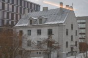 Brynsengfaret 6 c - Havehuset er fra 1918 og den visuelle kontakten mellom arbeiderboligen og fabrikken er dessverre brutt. Det fantes en rekke arbeiderboliger her, og dette er den eneste gjenværende