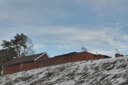 Enebakkveien 344. Bildene er tatt fra E6 og jeg husker at når veien skulle bygges så var gården truet. Dette er nok stallen på Bakkeløkka og i 2007 så hadde dem 17 hester her