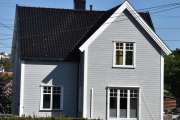 Hjemliveien 15 vet jeg ikke alderen på, men vi kan fortelle litt om veien. Den begynner ved Høyenhallveien i krysset med Kildals vei, og krysser Høyenhallsvingen og ender i en snuplass. Veien fikk navnet sitt i 1926
