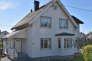 Høyenhallsvingen 22 er et flott gammelt hus som er godt vedlikeholdt. Synd jeg ikke vet alderen - kanskje i begynnelsen av 1920...