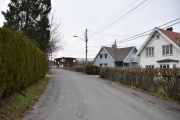 Høyenhallsvingen ved Hjemliveien. Huset til høyre er Høyenhallsvingen 22 og neste hus er Bekkeveien 11B. Huset helt bak er Bekkeveien 10, så Bekkeveien krysser Høyenhallsvingen der borte
