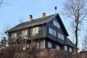 Høyenhallveien 3 jeg siterer. Bryn kristelige ungdomsforening ble stiftet i 1897 og hadde de første årene forsamlingslokale ved Bryn Tændstikfabrik og deretter i avholdsforeningens lokale Klosterheim. Målet var imidlertid å få et eget hus, og misjonsforeningen "Flittige bier" samlet i mange år inn penger. I 1917 ble Bryn KFUM dannet, og i 1927 kunne speiderhuset Breidablikk innvies