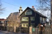 Høyenhallveien 3 er Speiderhuset Breidablikk som er fra 1927. Den er tegnet av arkitekt Resvold, og ble laftet opp på Gol før det ble satt opp på Bryn