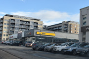 Gladengveien 9, som dere sikkert legger merke til så er dette lave bygg som blir borte snart. Jeg må nok finne noen gamle bilder