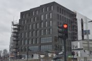 Grenseveien 82, men er ikke sikker, har fasaden mot Innspurten også. Bilde er tatt i mars 2024 og hvis jeg gjetter riktig så har Oslo Kommune og Vålerenga blitt enige. Jeg avventer litt her