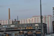 Gladengveien 16 er bygget nærmest, og der hvor presenningen med hjerte er, må ha adresse Stålverkskroken. Tidligere var det noen gamle stålverkshaller der, men de er revet nå