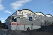 Gladengveien 17 har bølgetak og har fasaden mot Stålverksveien også. Jeg tror Kolberg Motors har en finger med i spillet her om det skal bevares, så her kommer jeg tilbake