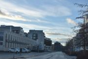 Gladengveien 9 dette også. Jeg vet ikke alderen nå, men her lå bilforretningen Skotvedt som ble kjøpt opp i 2015. Jeg tror at denne bygningen også blir borte snart