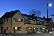 Grønvoll allé 1 om kvelden. Det er 8 slike husrekker her på området, vi skal se på en til. Nittedals Tændstikfabrik lå i Fyrstikkalleen hvis jeg ikke tar feil
