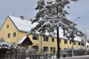 Grønvoll allé 7. Det er en spennende industrihistorie her, vi for ta en tur til litt senere. De røde teglstensbygningene som i dag er Fyrstikktorget bærer minnet om fyrstikkarbeiderskene som sto bak den legendariske streiken i 1889, og ble bildet på underbetalte fabrikkarbeidersker som arbeidet under til dels livsfarlige arbeidskår. Fyrstikkproduksjonen opphørte i 1967. Hovedfabrikken ble på 1980-tallet omgjort til Fyrstikktorget senter