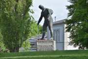 Uranienborgparken er fra 1904. I 1971 ble denne bronsestatuen av Hans Nielsen Hauge som ble utført av Sigurd Nome satt opp. Jeg vet ikke helt hvorfor, men det finner jeg nok ut av senere