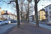 Gyldenløves gate. Til venstre ser vi Gyldenløves gate 11 og 9 som er fra 1928 og arkitekt var Borthen & Brantzeg. På høyre side ser vi litt av Gyldenløves gate 20, så har vi Gyldenløves gate 18, og så tar vi med Gyldenløves gate 16 - alle fra 1928