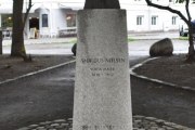Amaldus Nielsens plass. Her står statuen av maleren Amaldus Nielsen, født 1838 og døde 1932. Denne støtte er reist i 1992 av Vestkanttorvets venner med midler gitt av legatet til Oslo by´s forskjønnelse - Billedhugger Lise Amundsen