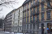 Bygdøy allé 26 b som er det hvite bygget er fra 1921 og arkitekt var Eivind Gleditsch. I bakgården bak denne bygården ligger det en villa i sveitserstil oppført 1895 ved arkitekt Christian Reuter