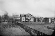 Bygdøy allé 26. Jeg fant et gammelt bilde som fritt kan brukes. Siden huset er fra 1895, så tror jeg bilde er tatt i perioden 1895-1900. Vedøgaten 9 er også en adresse, men den gaten er borte nå. Snart så skal jeg ned ditt og ta noen bilder