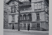 Bygdøy allé 35 som jeg finner i Byminner 1961 fra Oslo Bymuseum er revet og jeg er ikke gammel nok. Men at det var en ridebane i Bygdøy allé, visste jeg ikke. Jeg siterer. I 1890 ga bystyret den første bevilgningen til å opparbeide Bygdøy Allé. Byens vestkant var preget av empirebygninger og sveitservillaer omgitt av store hager med frukttrær og popler. Da alléen ble anlagt, tok man hensyn til strøkets godt situerte beboere, og den ble fra første stund en praktgate med en smal ridebane på søndre side. Ridestien ble fjernet igjen i begynnelsen av 1930-årene, da kjørebanen ble utvidet til 22 meters bredde