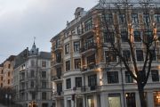 Bygdøy allé 60 til høyre er oppført i 1898 for postbud Johannes Lind fra Øyer i Gudbrandsdalen etter tegninger av arkitekt Ivar Cock. Har fasaden også mot Elisenbergveien og Thomas Heftyes plass