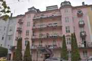 Camilla Colletts vei 15 er fra 1918 og arkitektene var Berner & Berner. Her lå Hotel Ambassadeur før og ble ombygget til boliger i 2005