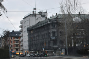 Drammensveien 72 er fra 1900 og arkitekt var Ludwig Zapffe, hjørnebygningen har fasade mot Leiv Eirikssons gate også. Et stikkord her kan være Bon-Mot Conditori
