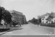 Drammensveien rundt 1910, vi snur oss og ser hva fotograf Thorkel Jens Thorkelsen tok bilde av, og som Oslo Museum har tatt vare på. Vi ser Drammensveien 51 til høyre hvor Niels Juels gate krysser, og Drammensveien 53 rett bak