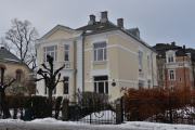 Eckersbergs gate 16 er fra 1902 og arkitekt var Karl Henrik Høie. Her ser jeg et blått skilt også