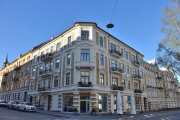Elisenbergveien 19. Her ser vi hjørnegården litt bedre og bygget til høyre er Bygdøy allé 59 fra 1903 og bygningen til venstre er Bygdøy allé 53 fra 1900. Men vi skal se på de gårdene senere
