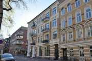 Elisenbergveien 19 er hjørnegården til høyre som også har fasade mot Gimleveien og er fra 1897. Arkitekt var Carl Michalsen og vi skal se litt mer akkurat her