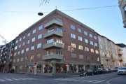 Elisenbergveien 35 ble oppført i 1932 og tegnet av Egil Haanshus. Bygget har også fasade mot Gimleveien. Gården til høyre er Gimleveien 17 som er fra 1911