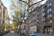 Elisenbergveien 37 er det første bygget fra 1987, her lå løkka Erindringen før. Elisenbergveien 37b er andre bygget på høyre side som er den gamle telefonsentralen som ble oppført i 1941. Samme nummer, men bygget ovenfor er den eldste delen av telefonsentralen som er fra 1914