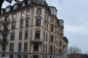 Elisenbergveien 5 er fra 1899 og arkitekt var Alfred Køhn. Hjørnegården har fasaden mot Tostrups gate også