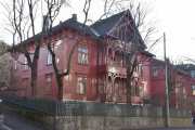 Fagerborggata 9 er fra 1891 og er en bygning i sveitserstil og arkitekten var Frithjof Kossuth Aslesen. Det kommer mer historie her