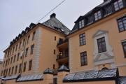 Frederik Stangs gate 11-13 er Røde Kors Klinikk som ble etablert med sykehusbygning og parkanlegg i årene 1915-18 på Frederik Stangs eiendom Frederiksgave. Anlegget er tegnet av arkitektene Morgenstierne og Eide. Klinikken ble nedlagt i 1991, og gjenåpnet i 1992 som privatklinikk