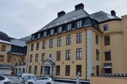 Frederik Stangs gate 11-13 Røde Kors Klinikk. Eiendommen Frederiksgave utgjorde opprinnelig den østre del av løkken Frognæs. Den ble kjøpt av Frederik Stang i 1844. Hovedbølet ble solgt til kjøpmann Andreas Kiær i 1869, som døpte det om til Fagertun. Hus og hage ble i 1915 overtatt av Oslo Røde Kors som oppførte sin klinikk på eiendommen. Villaen ble ombygd til søsterhjem, men revet i 1975