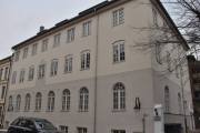 Fuglehauggata 11 fant jeg ikke så mye ut om, men Catalina Apartments kan være et stikkord. Gata går fra Tidemands gate til Kirkeveien, og den fikk sitt navn i 1879, oppkalt etter løkka Fuglehaug