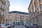 Gimleveien 21 er gården rett foran oss, den er fra slutten av 1800 tallet og gaten fikk sitt navn i 1896 etter løkken Gimle. Hjørnegården på høyre side er Thomas Heftyes gate 45 og på venstre side Thomas Heftyes gate 47, begge fra slutten av 1800 tallet. Vi står i Solheimgata og tar bilde
