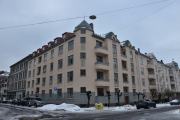 Gimleveien 24 er fra 1918 og arkitekt var D. F. Olsen. Den har fasaden mot Magnus Bergs gate også
