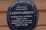 Grønnegata 19 - Lassonløkken. Et blått skilt har det også, da har du noen stikkord