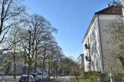 Gyldenløves gate 22 på høyre side er fra 1928 og i denne gaten skal det snart bli sykkelsti. Men Carl Johan hadde en plan med denne gaten, det skulle bli en ridesti i feltet på midten, men det var veldig lenge siden. Bilde er tatt i april 2020
